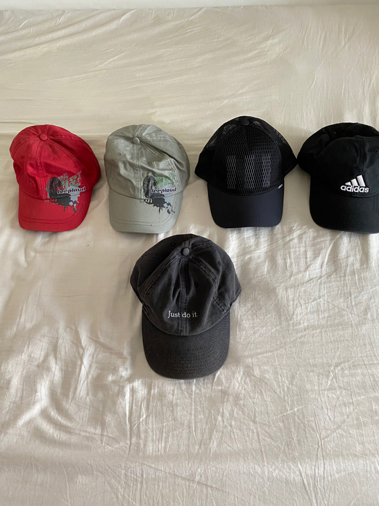 阿迪达斯帽子，全部是专柜正品，从左至右第一...