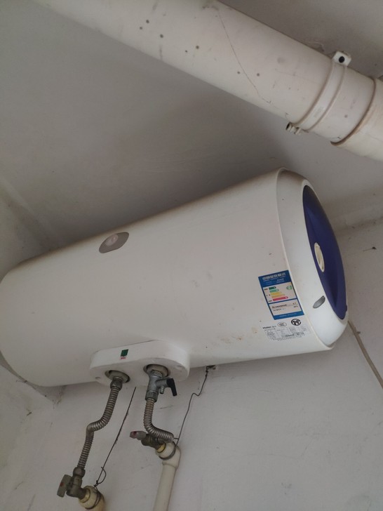 家用美的50升热水器，全好正常使用，还在墙...