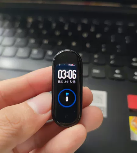 小米手环5nfc版，屏幕有轻微划痕，着急出...