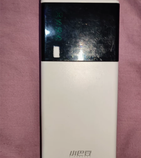 两个充电宝 一个10000 一个20000...