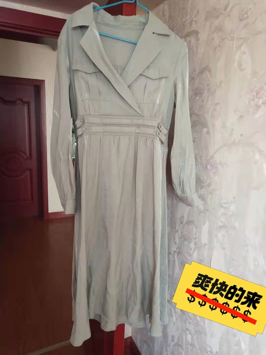 穿一洗一，品牌长袖连衣裙，面料是素色缎面，...