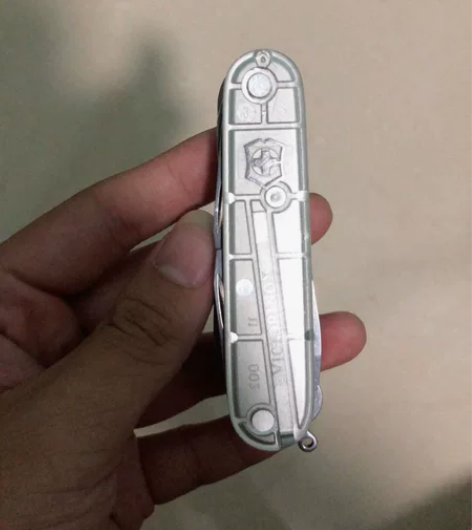 瑞士军刀城市猎人,主刀改大马士革,外壳小裂...