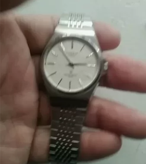 完整美品西铁城男石英手表。品相如图。非常不...