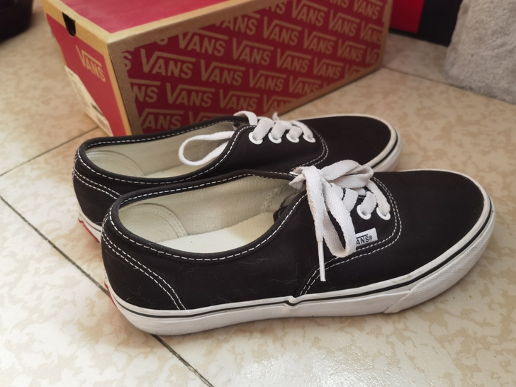 Vans 黑色经典款女鞋 Authenti...