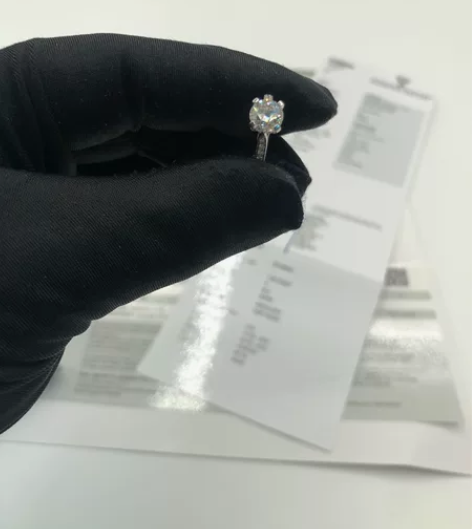 18K白金镶钻戒1克拉   99新   首...