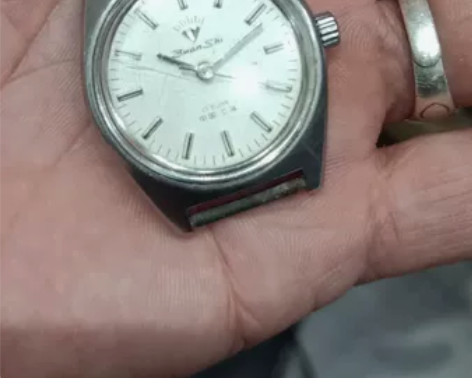 钻石手表，手动上弦，走时正常刚做完保养。银...