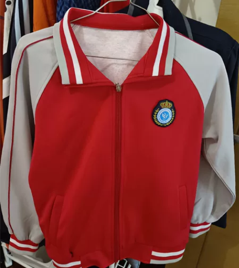 校服套装150 很厚实，上衣全新。裤子穿过...