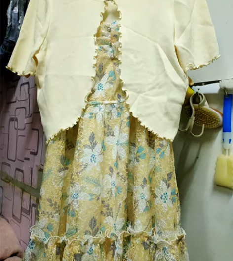 去年买的，当时还在读高中，每天穿校服，所以...