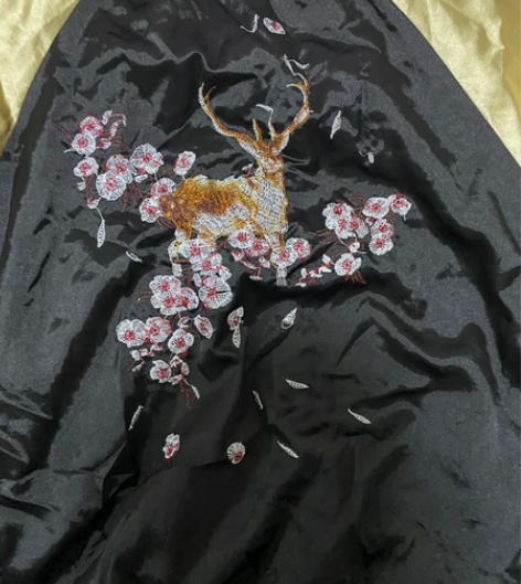 一个原宿棒球外套,当时100多买的,闲置了...
