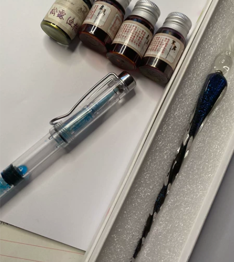 ［出］水晶笔+钢笔式软头毛笔＋4瓶彩墨水（...