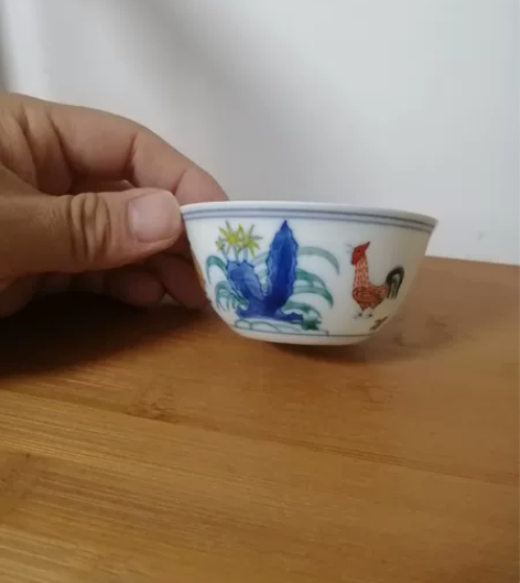 大明成化斗彩鸡缸杯，芒口，胎薄如纸，釉色莹...