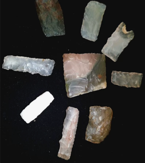 红山文化刀板一组！远古人类镶嵌骨刀用的刀板...