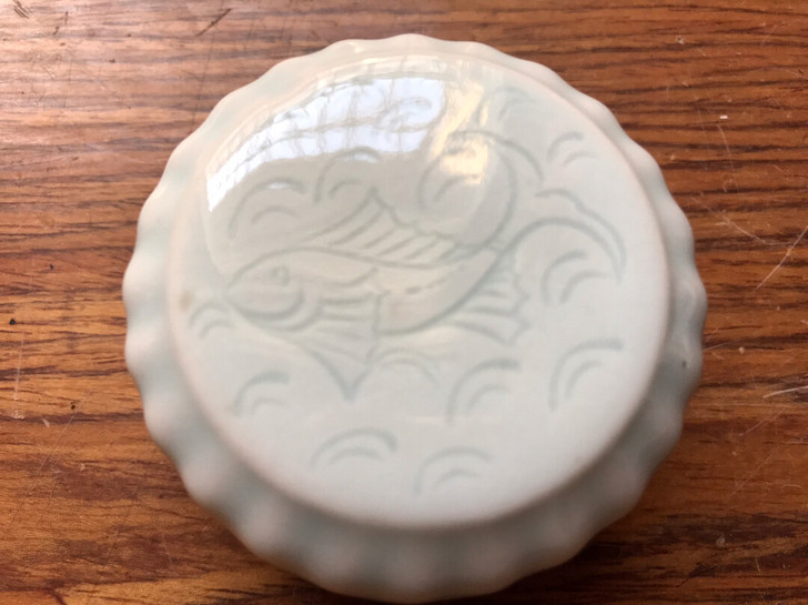 湖田影青鱼纹菊瓣盒一个