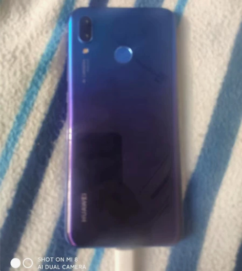 华为nova3，6/128，屏幕爆了没有拍...