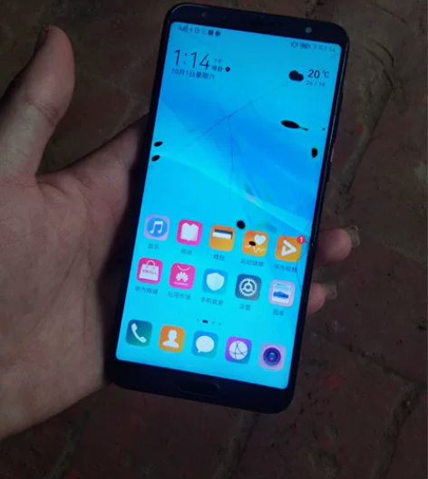 华为nove2s屏幕有点漏液，后盖有些碎。...