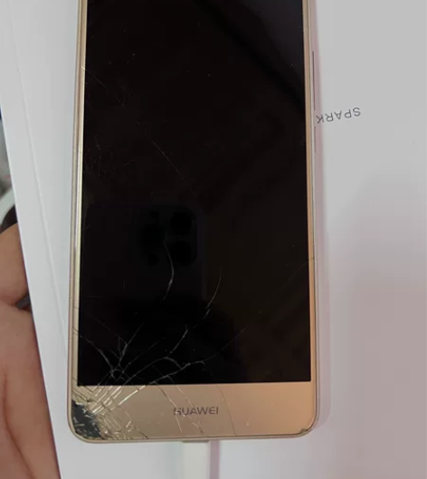 华为畅享7plus 自己使用  屏幕有破损...