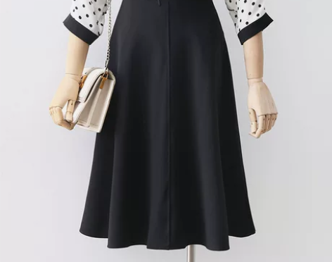 ?中长款高腰A字大摆裙，买来穿过一次，有点...