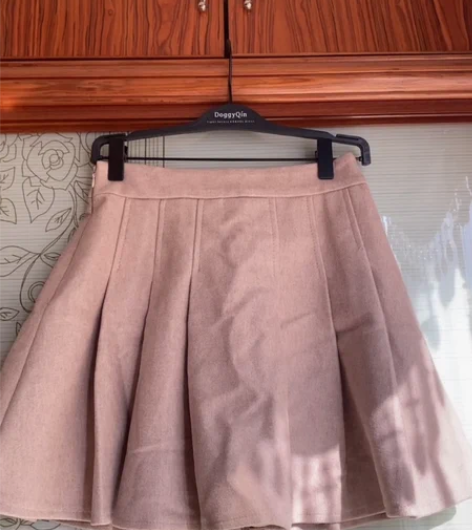 厚实毛呢百褶裙，全新 感兴趣的话点“我想要...