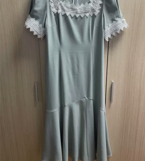 今年才买的连衣裙,蓝绿色,鱼尾裙很有女人味...