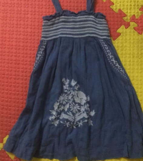商场GAP门店购买，这款裙子比较适合瘦点的...