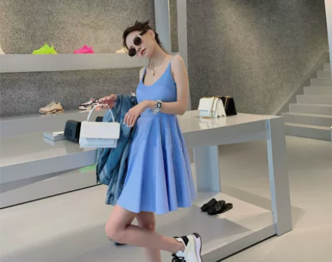 赵辰晨 法式显瘦吊带连衣裙女2021新款纯...