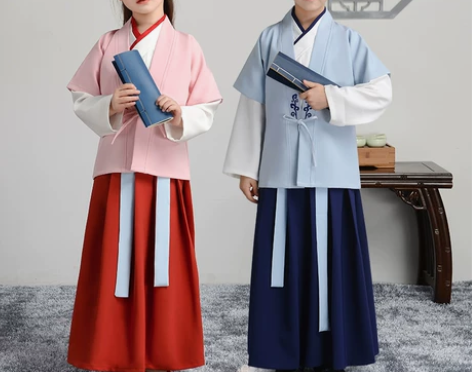 孩子做活动。只穿了一上午 汉服男女小学生国...