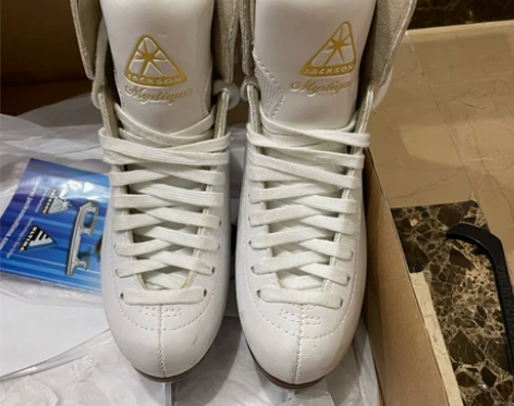 花样冰刀鞋尺码32码，送护具 新旧如图 二...