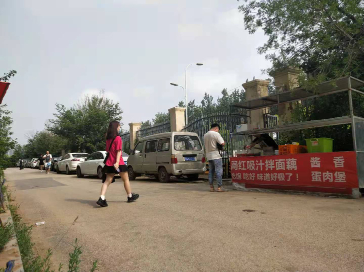 2.2米小吃车。有柜带锁。有咕噜现在经营早...