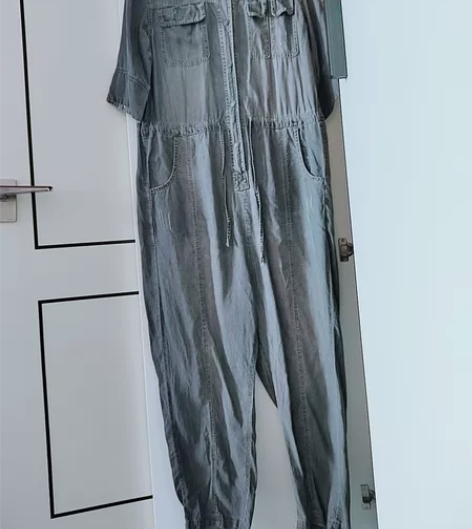 牛仔连体裤，尺码均码。颜色属于灰色，大概深...