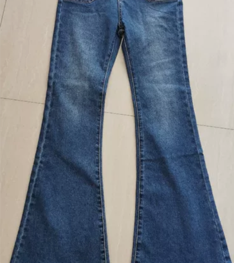 修身微喇叭牛仔裤。全新带吊牌。腰围大概68...