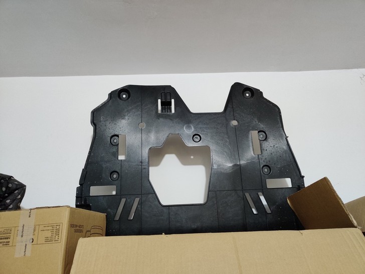 东风风神-奕炫。原装底盘装甲。塑料的。是那...