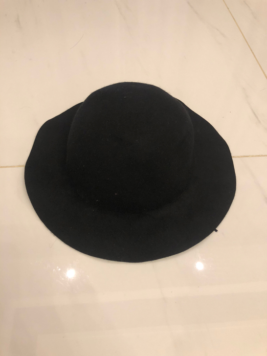 黑色波浪帽几乎全新,好看又百搭,现25包邮。