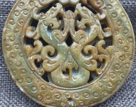 搬家收拾东西找出镂空玉吊坠玉佩牌子手工玉雕...