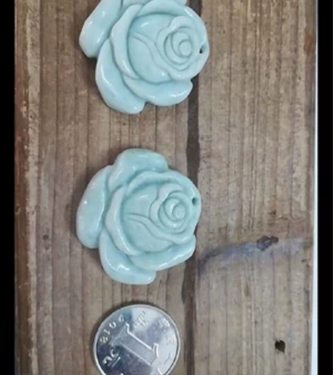 花开富贵。翡翠玉雕牡丹花吊坠摆件一对。尺寸...