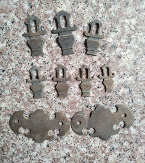 几只大小不一的铜花篮及一对抽屉拉手等配件，...