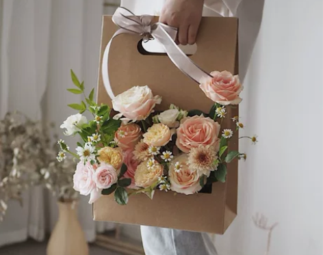 手拎袋开窗花盒牛皮纸袋鲜花包装盒韩式花篮插...