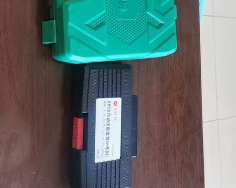 20件套筒扳手工具箱。和8件气动六角板手工...