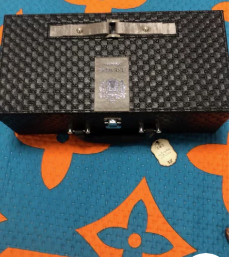 红酒盒子，完好无损，开瓶器，酒嘴都有，送礼...