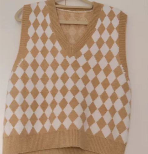 全新菱格黄色鸡心领背心均码 感兴趣的话点“...