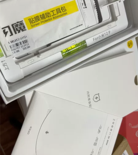 小米，12 pro手机膜一共四张膜，两张防...