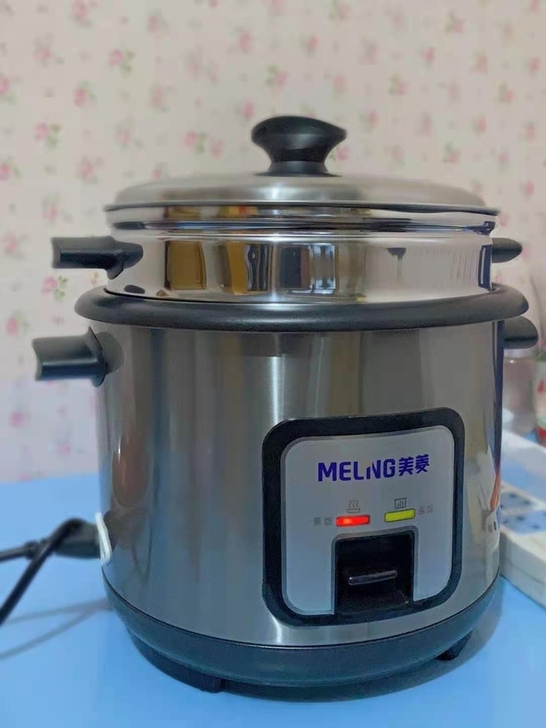 美菱小型电饭煲2L一台，带蒸笼，图片是我自...