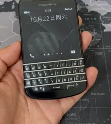 黑莓Q10经典全键盘按键手机 手机开机如图...