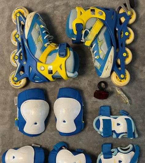 迪卡侬儿童旱冰鞋+手腿护具+包+说明书 可...