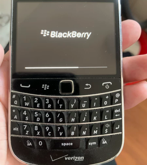 黑莓9930手机   能充电  能打电话 ...