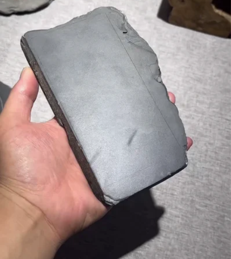 歙砚老坑。水舷坑灵光眉。青琅玕底板。 云母...