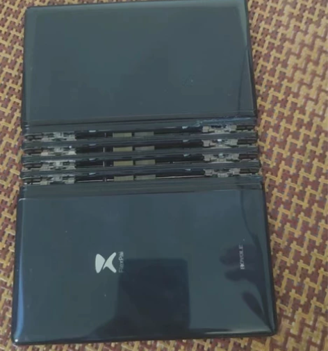 柔宇一代折叠手机 屏幕有问题，有个黑点且断...