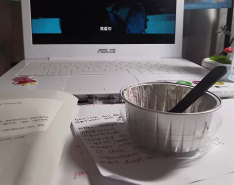 大学用的笔记本，除了看电影，写论文没怎么用...