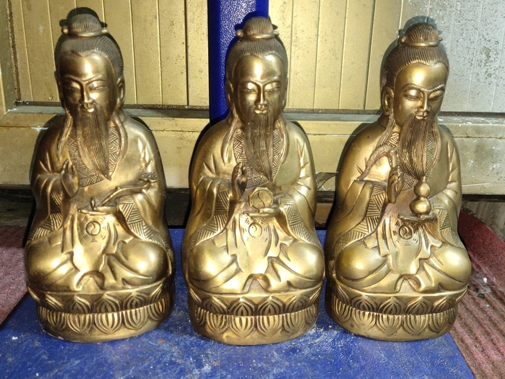 铜像高19.5厘米，重5.6斤，标价为三尊...