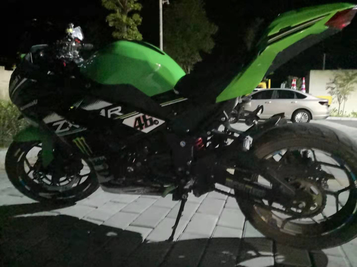 小忍者400cc  电喷。  声音没得说声...