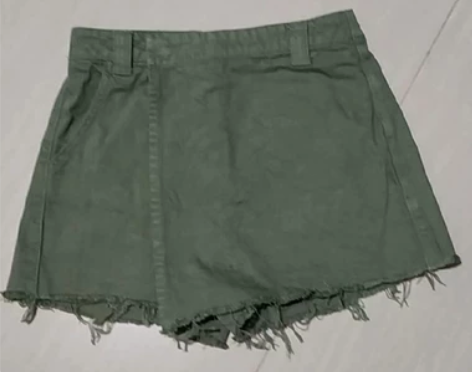 ONLY军绿色短裤女,全新,无吊牌,部分剪...
